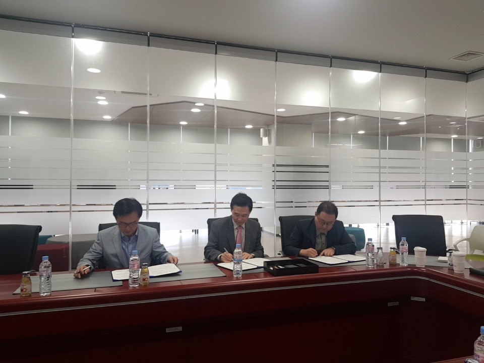 산학 공동 협력을 위한 MOU 체결식(2019.9.20) KakaoTalk_20190920_115616838_04.jpg