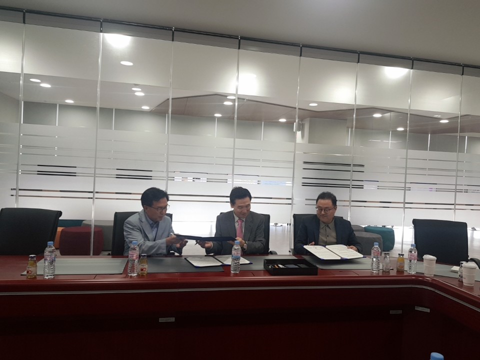 산학 공동 협력을 위한 MOU 체결식(2019.9.20) KakaoTalk_20190920_115616838_03.jpg